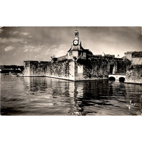 Carte postale ancienne Concarneau entrée de la Ville Close et Tour de l’Horloge Finistère