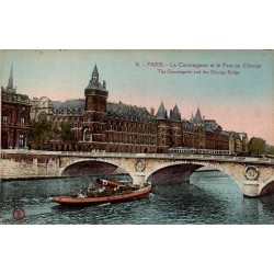 Carte postale ancienne de la Conciergerie et du Pont au Change à Paris avec bateau sur la Seine