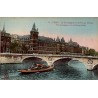 Carte postale ancienne de la Conciergerie et du Pont au Change à Paris avec bateau sur la Seine