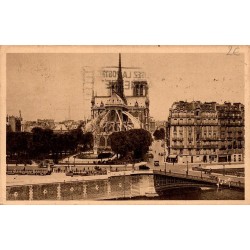 Carte postale ancienne de Notre-Dame de Paris vue de l'abside et du square de l'Archevêché en 1927
