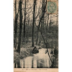 Carte postale ancienne du Bois de Vincennes montrant une cascade et un ruisseau dans un paysage boisé