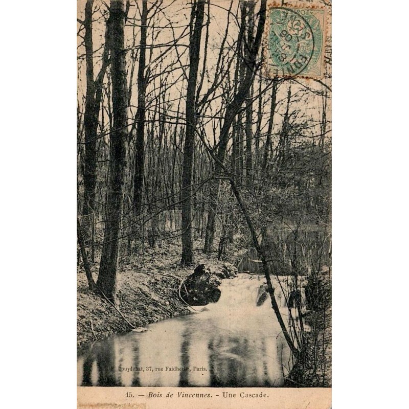 Carte postale ancienne du Bois de Vincennes montrant une cascade et un ruisseau dans un paysage boisé