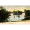 Carte postale ancienne du lac du Bois de Boulogne à Paris, vue colorisée avec îlot et pavillon, voyagée en 1904