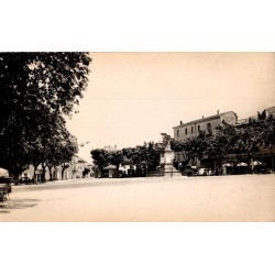 1466 - BAGNOLS-SUR-CEZE (Gard) - La Place Jean Jaurès