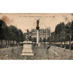 Carte postale ancienne du square d'Anvers à Paris avec le monument à Denis Diderot et le Sacré-Cœur en arrière-plan