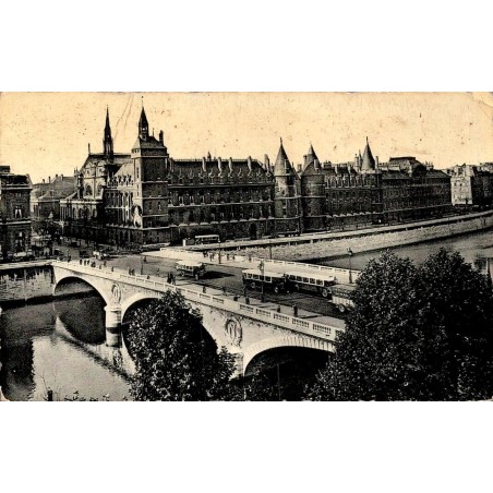 Carte postale ancienne du pont au Change et de la Conciergerie à Paris avec autobus, voyagée en 1937