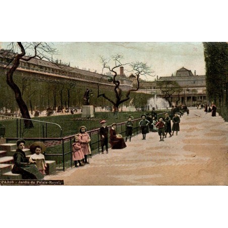 Carte postale ancienne du jardin du Palais-Royal à Paris avec enfants et promeneurs dans les allées