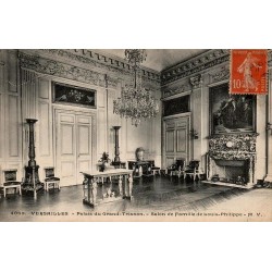 Carte postale ancienne du Salon de Famille de Louis-Philippe au Grand Trianon de Versailles.