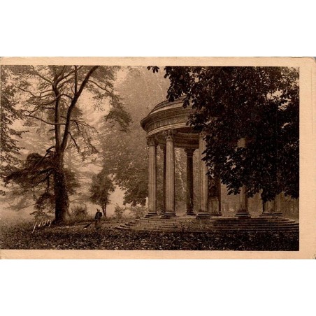 Carte postale ancienne du Temple de l'Amour au Petit Trianon de Versailles.