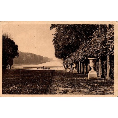 Carte postale ancienne du Tapis Vert et du Bassin d'Apollon à Versailles.