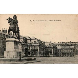 Carte postale ancienne représentant la Cour de Marbre du château de Versailles avec la statue équestre de Louis XIV.