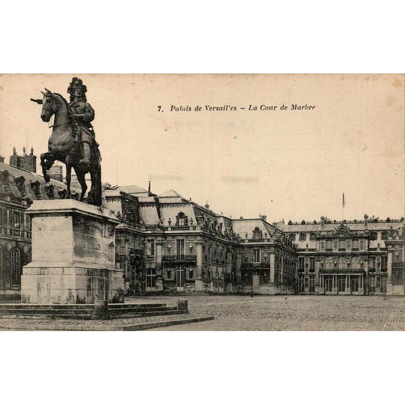 Carte postale ancienne représentant la Cour de Marbre du château de Versailles avec la statue équestre de Louis XIV.