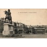 Carte postale ancienne représentant la Cour de Marbre du château de Versailles avec la statue équestre de Louis XIV.