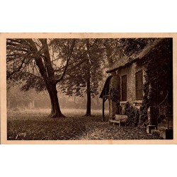 Carte postale ancienne du Boudoir de Marie-Antoinette à Versailles dans un cadre arboré et paisible.