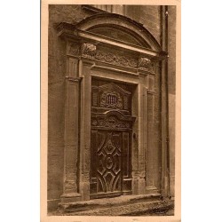 Carte postale ancienne Villeneuve-lès-Avignon porte de l’ancien palais du cardinal Pierre de Luxembourg Gard