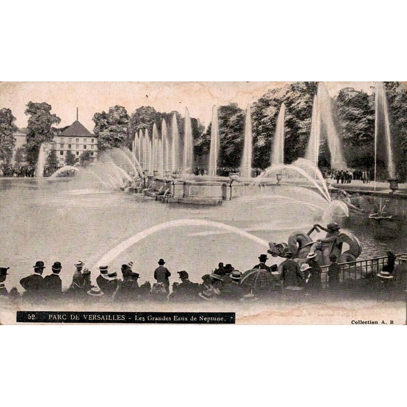 Carte postale ancienne des Grandes Eaux de Neptune dans le parc du château de Versailles avec de nombreux visiteurs.