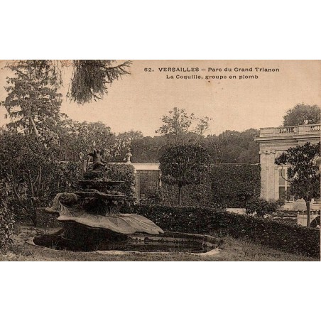 Carte postale ancienne du Grand Trianon à Versailles représentant le groupe en plomb La Coquille.