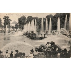 Carte postale ancienne du Bassin de Neptune à Versailles lors des Grandes Eaux avec public, voyagée en 1909.