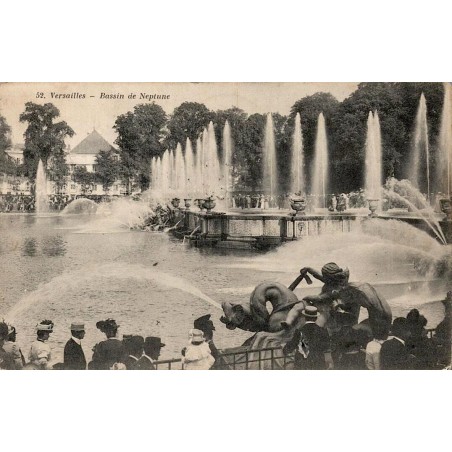 Carte postale ancienne du Bassin de Neptune à Versailles lors des Grandes Eaux avec public, voyagée en 1909.
