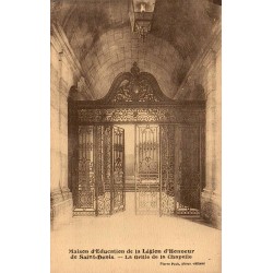 Carte postale ancienne montrant la grille de la chapelle de la Maison d'Éducation de la Légion d'Honneur à Saint-Denis.