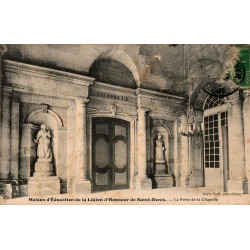 Carte postale ancienne de la porte de la chapelle de la Maison d'Éducation de la Légion d'Honneur à Saint-Denis.