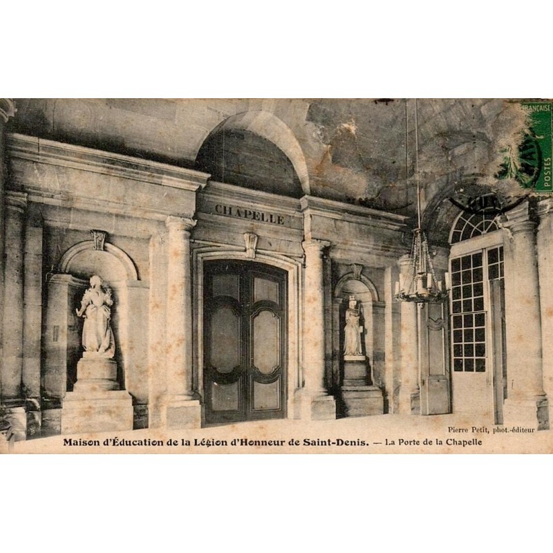 Carte postale ancienne de la porte de la chapelle de la Maison d'Éducation de la Légion d'Honneur à Saint-Denis.