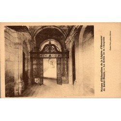 Carte postale ancienne montrant la grille de la chapelle de la Maison d'Éducation de la Légion d'Honneur à Saint-Denis.