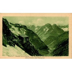 Carte postale ancienne du refuge du Promontoire dans le massif de la Meije au-dessus de la vallée des Étançons.