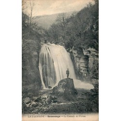 Carte postale ancienne de la cascade du Furon à Sassenage avec un promeneur sur un rocher.