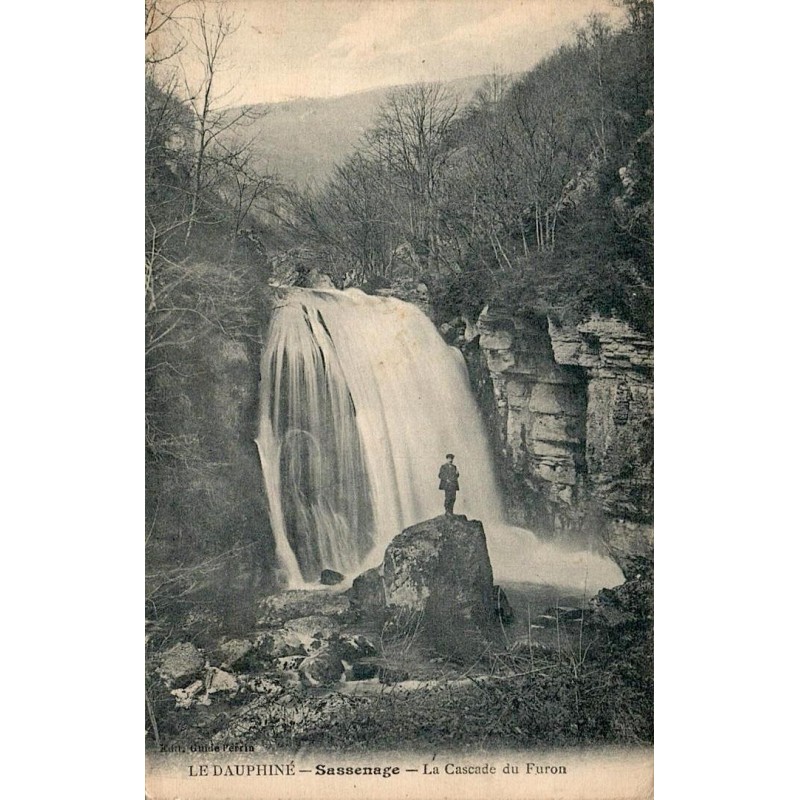 Carte postale ancienne de la cascade du Furon à Sassenage avec un promeneur sur un rocher.