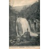 Carte postale ancienne de la cascade du Furon à Sassenage avec un promeneur sur un rocher.