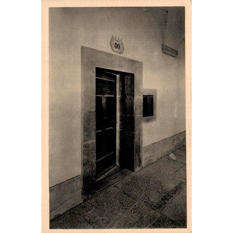 Carte postale ancienne montrant la porte d'une cellule du monastère de la Grande Chartreuse.