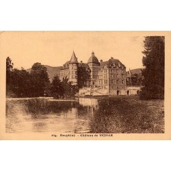 Carte postale ancienne du château de Vizille en Isère avec vue sur le parc et le plan d'eau.