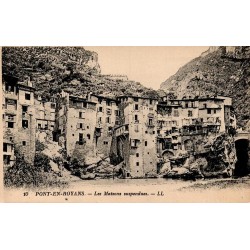 Carte postale ancienne de Pont-en-Royans montrant les célèbres maisons suspendues au-dessus de la Bourne.