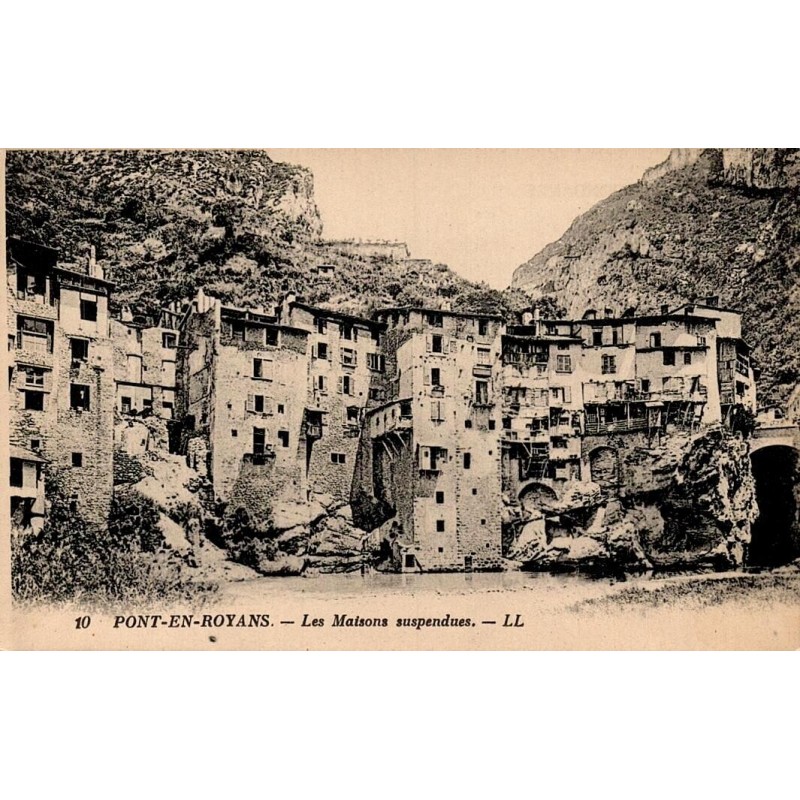 Carte postale ancienne de Pont-en-Royans montrant les célèbres maisons suspendues au-dessus de la Bourne.