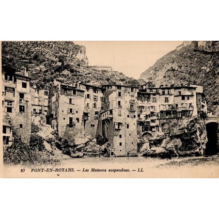 Carte postale ancienne de Pont-en-Royans montrant les célèbres maisons suspendues au-dessus de la Bourne.