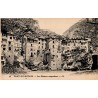 Carte postale ancienne de Pont-en-Royans montrant les célèbres maisons suspendues au-dessus de la Bourne.