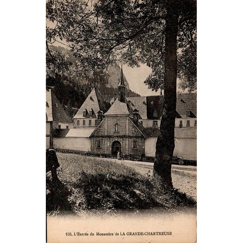 Carte postale ancienne montrant l'entrée du monastère de la Grande-Chartreuse en Isère.