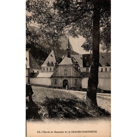 Carte postale ancienne montrant l'entrée du monastère de la Grande-Chartreuse en Isère.