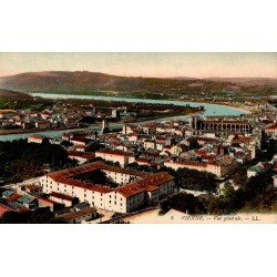 Carte postale ancienne colorisée de la vue générale de Vienne avec le Rhône et le Théâtre antique.