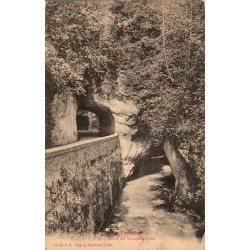 Carte postale ancienne de la sortie des Grands-Goulets dans le Vercors, ancienne route taillée dans la falaise.