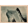 Carte postale ancienne du Rateau en Oisans montrant deux alpinistes sur la crête enneigée.