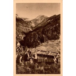 Carte postale ancienne de la distillerie de Fourvoirie dans le massif de la Grande Chartreuse.
