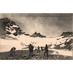 Carte postale ancienne du col du Clôt des Cavales avec alpinistes dans le massif de l'Oisans.