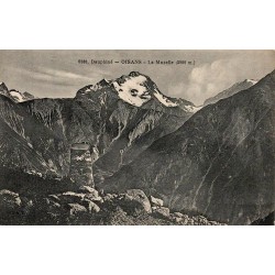 Carte postale ancienne de la Muzelle dans le massif de l'Oisans avec oratoire en premier plan