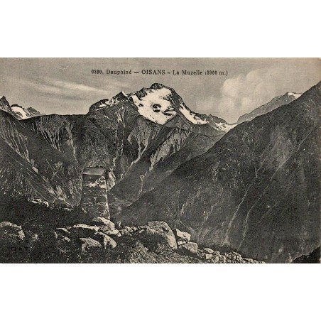 Carte postale ancienne de la Muzelle dans le massif de l'Oisans avec oratoire en premier plan