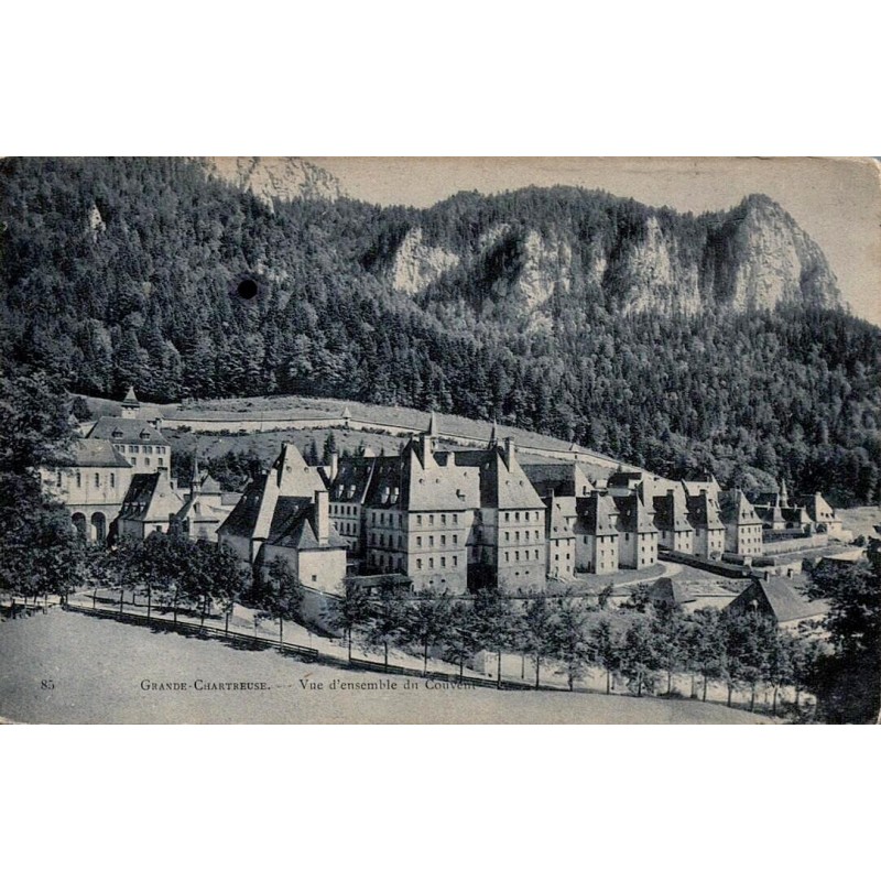 Carte postale ancienne de la Grande-Chartreuse avec vue d'ensemble du couvent en Isère