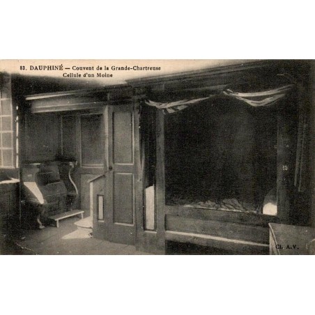Carte postale ancienne montrant la cellule d'un moine au couvent de la Grande-Chartreuse en Isère