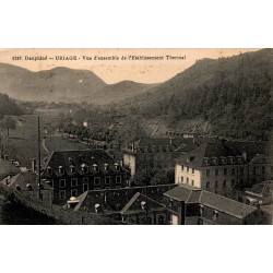 Carte postale ancienne d'Uriage-les-Bains montrant la vue d'ensemble de l'établissement thermal en Isère