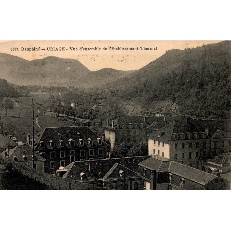 Carte postale ancienne d'Uriage-les-Bains montrant la vue d'ensemble de l'établissement thermal en Isère